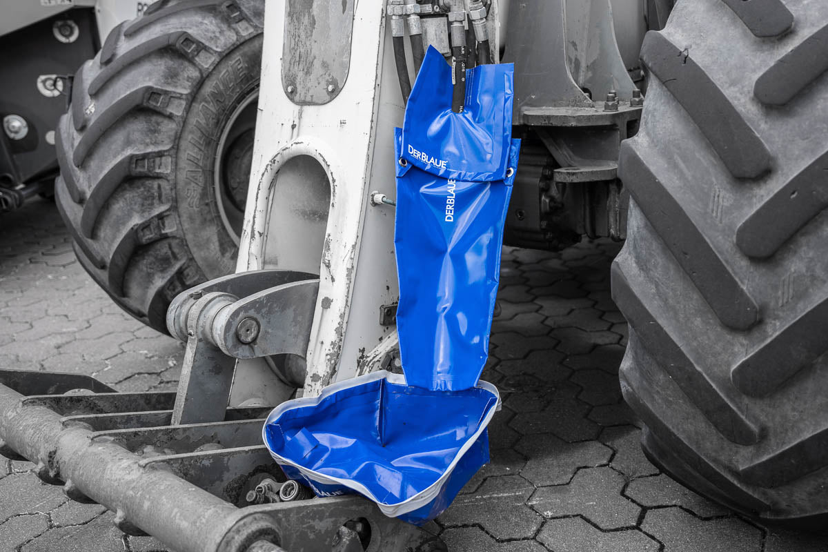 Hydrauliköl wechseln beim Radlader mit DERBLAUE® Einfach-Rosette, Rutsche und Wanne