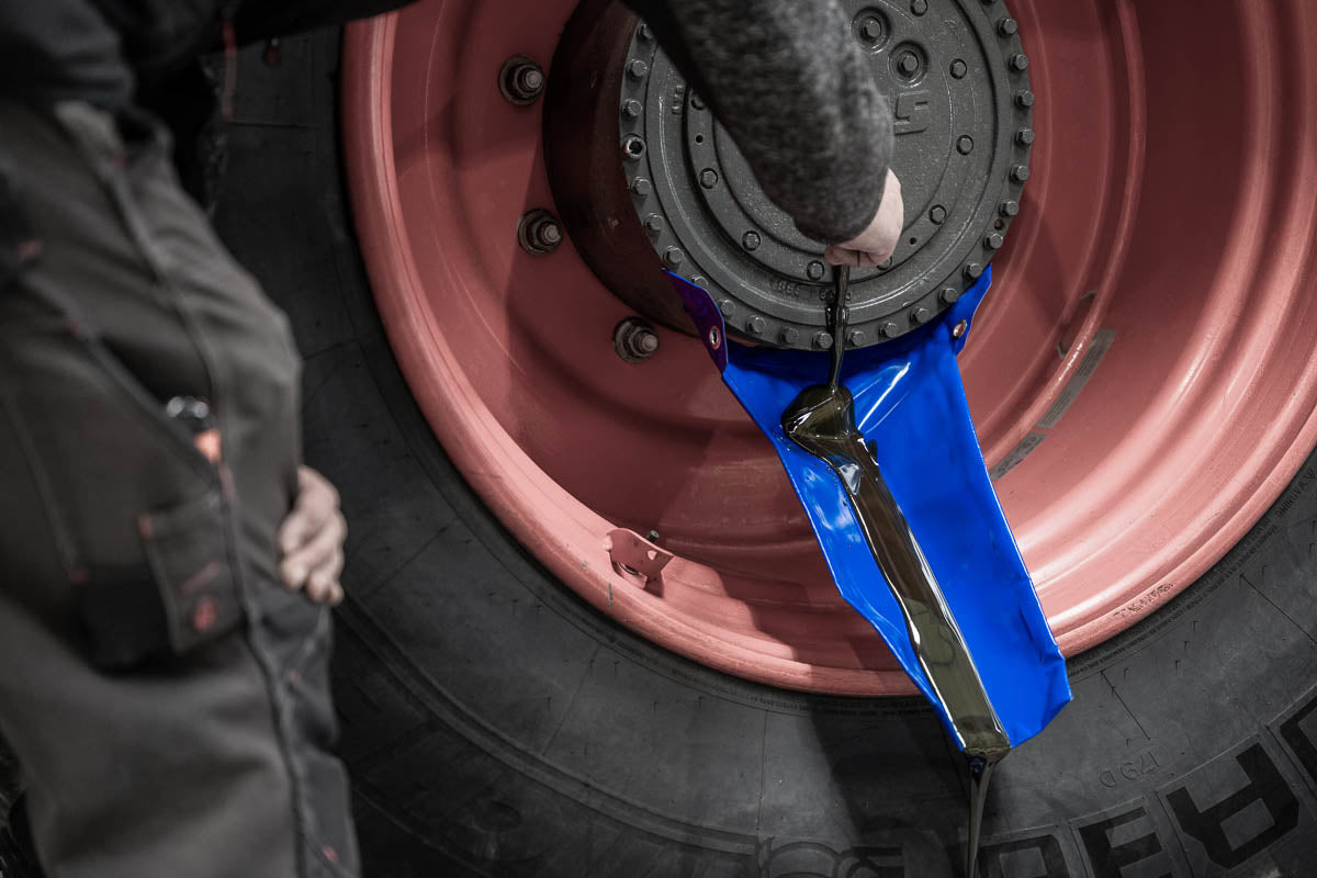 Wechsel Nabengetriebe-Öl am Traktor mit DERBLAUE® Rutsche