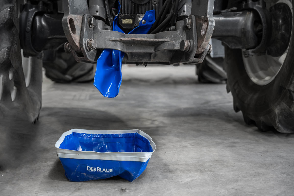 Ölservice am Schlepper mit DERBLAUE®