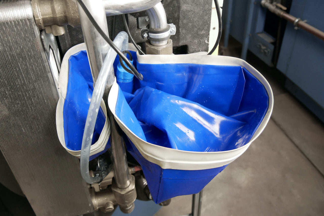 Service am Wärmetauscher, Frischwasserstation mit DERBLAUE® Wanne und Pumpsystem