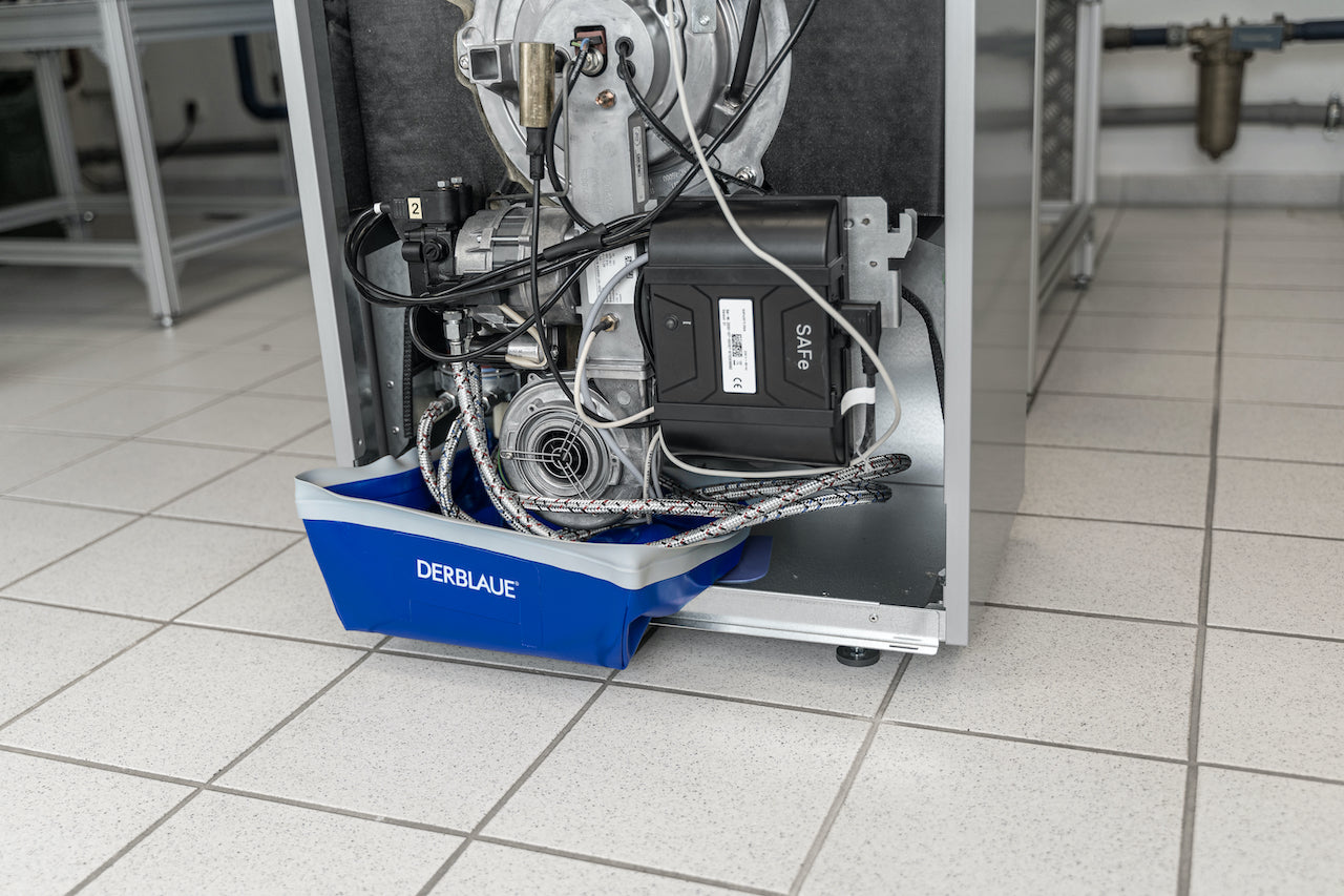 Ölfiltertausch am Heiz-Ölkessel mit DERBLAUE® Wanne und Pumpsystem