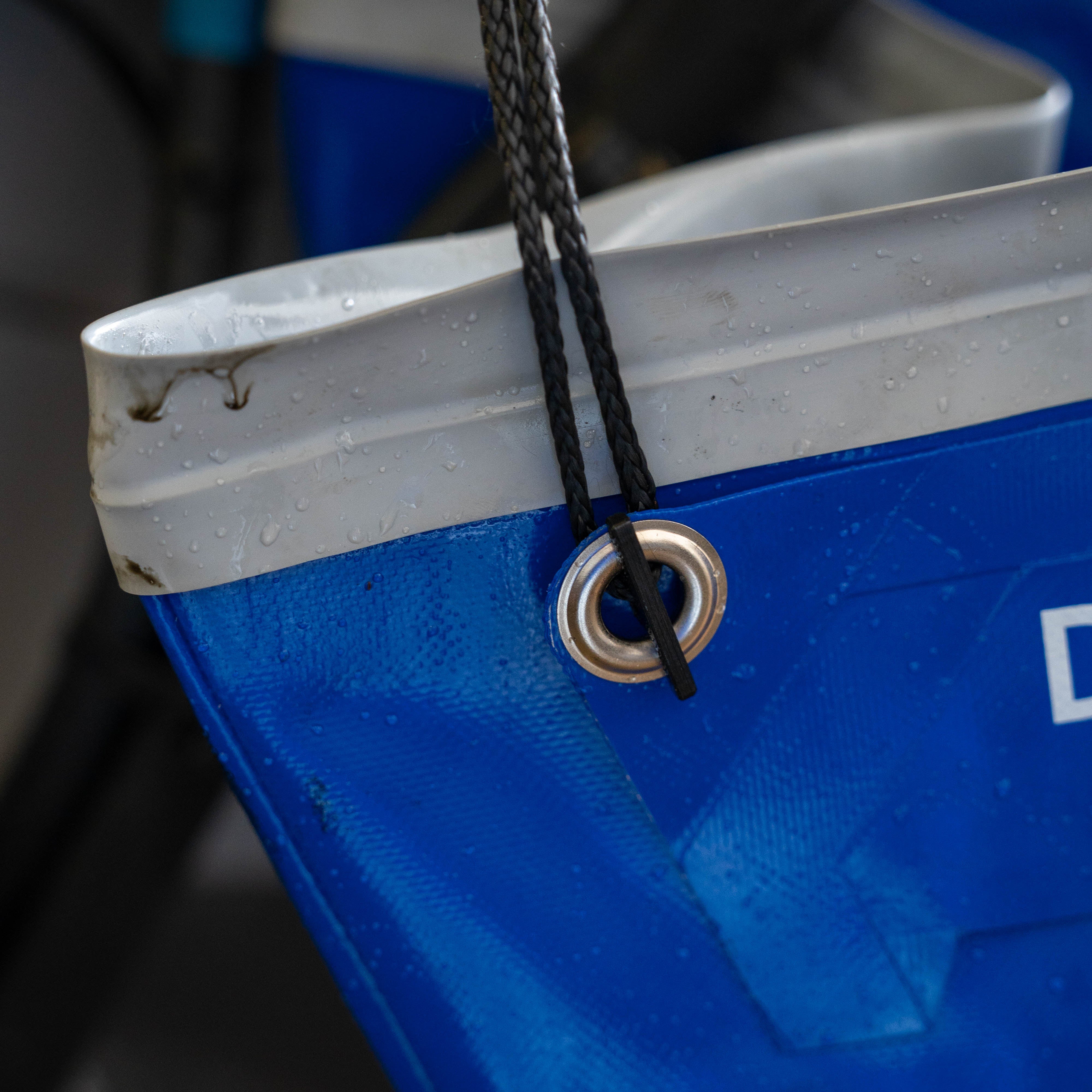 DERBLAUE® Profi-Wanne Detailaufnahme des Aufhängesystems