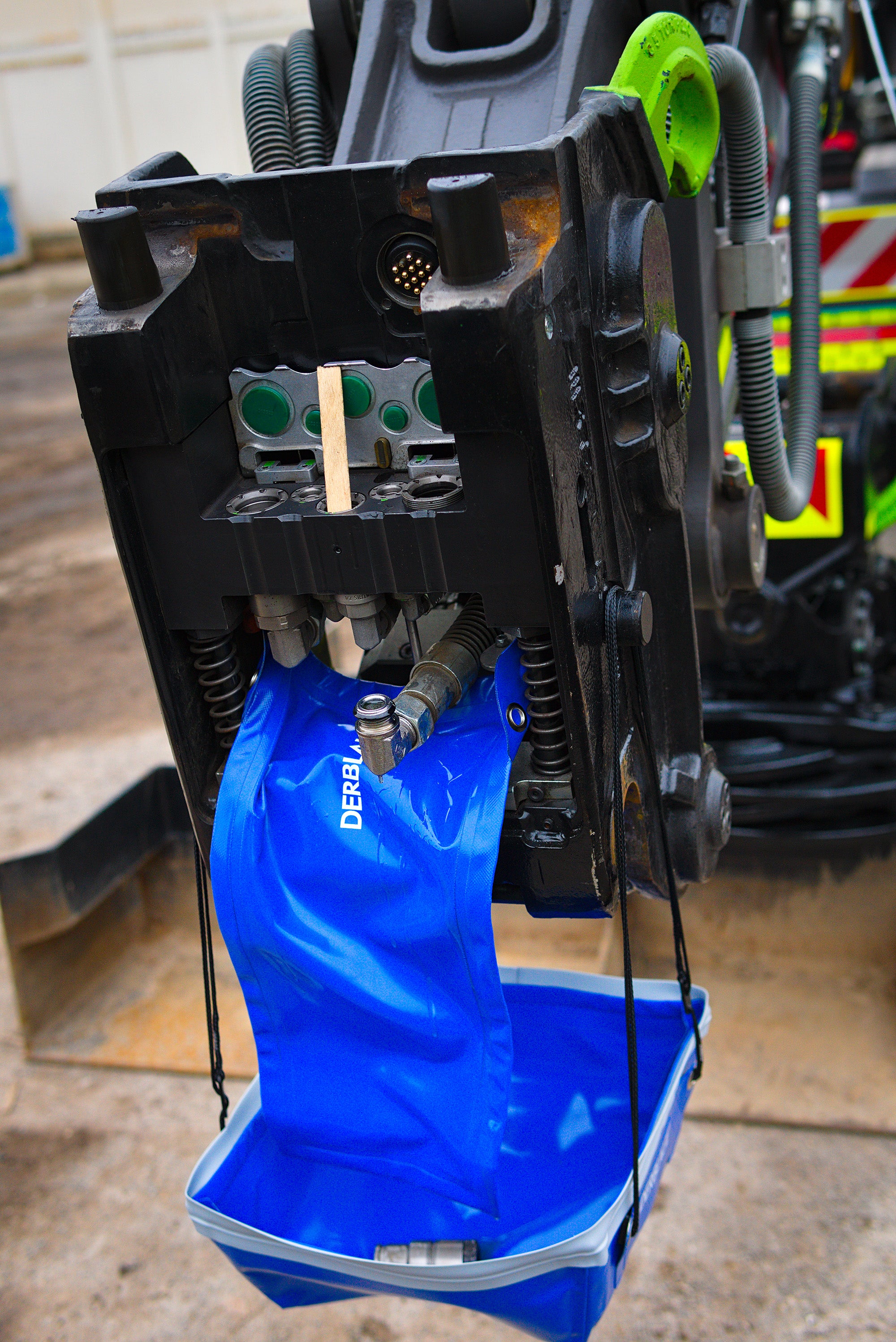 DERBLAUE Baumaschine haengend Oel ablassen