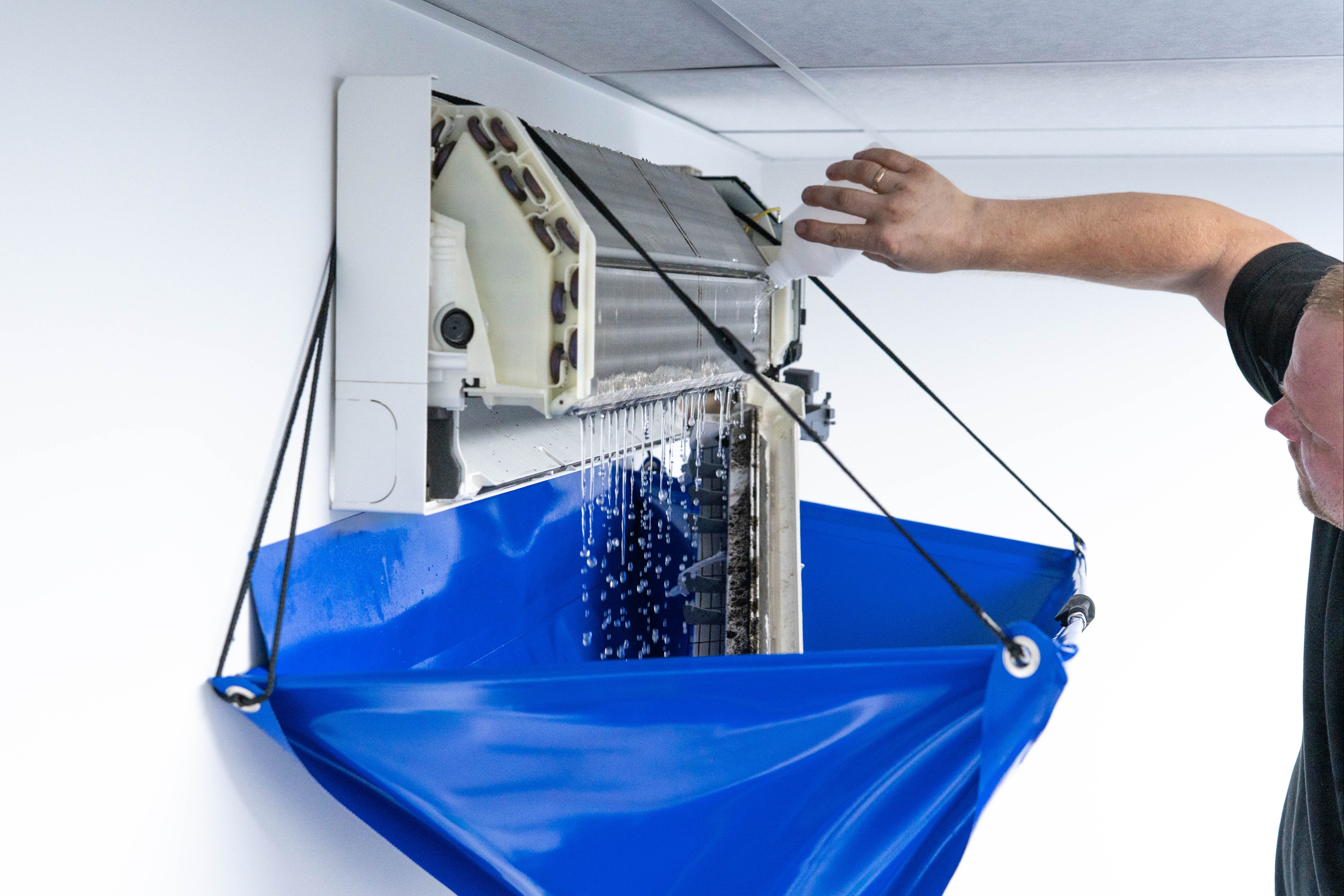 DERBLAUE® Falt-Trichter bei Klimaanlagen-Wartung.