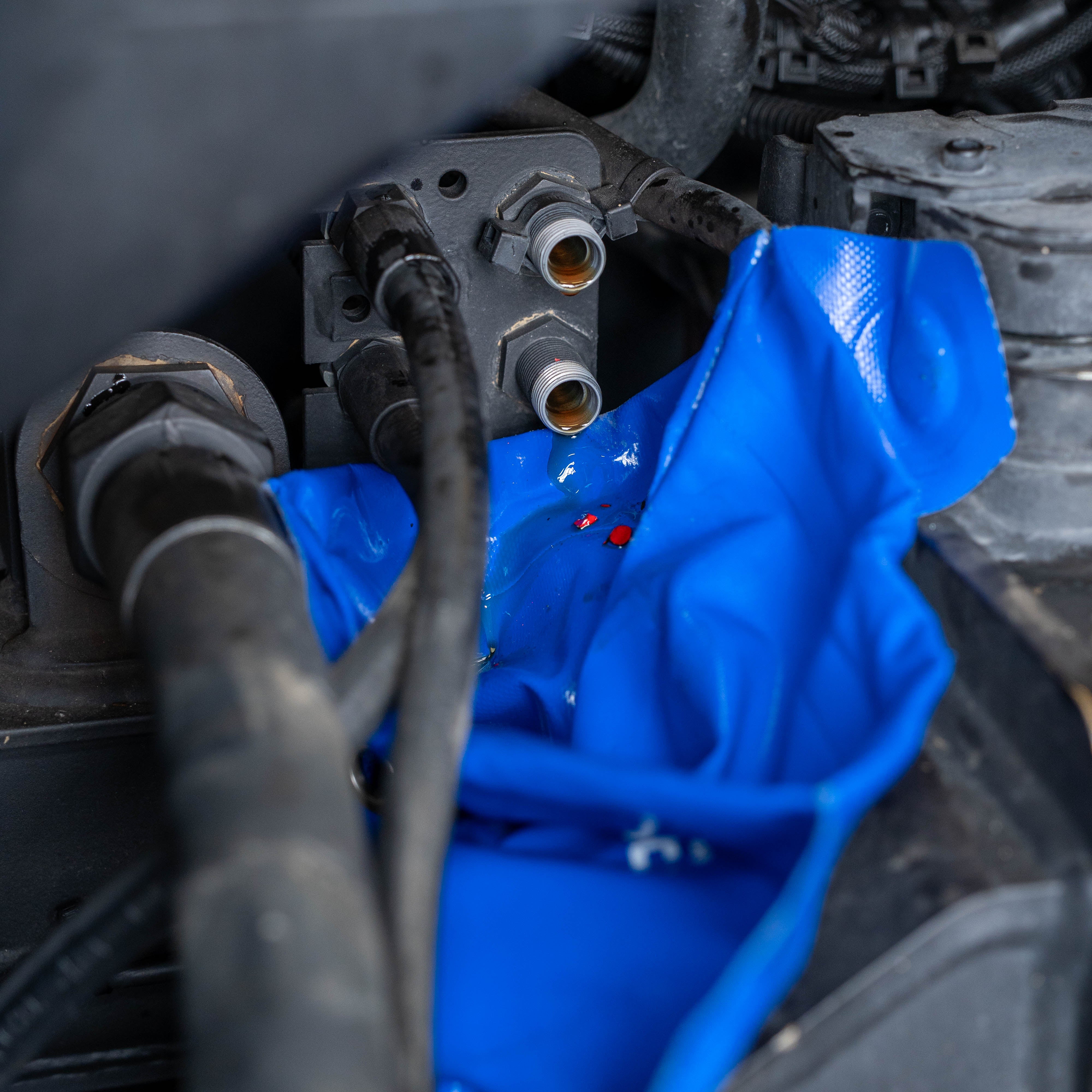 Flex-Trichter eingequetscht zum Ölablauf DERBLAUE®