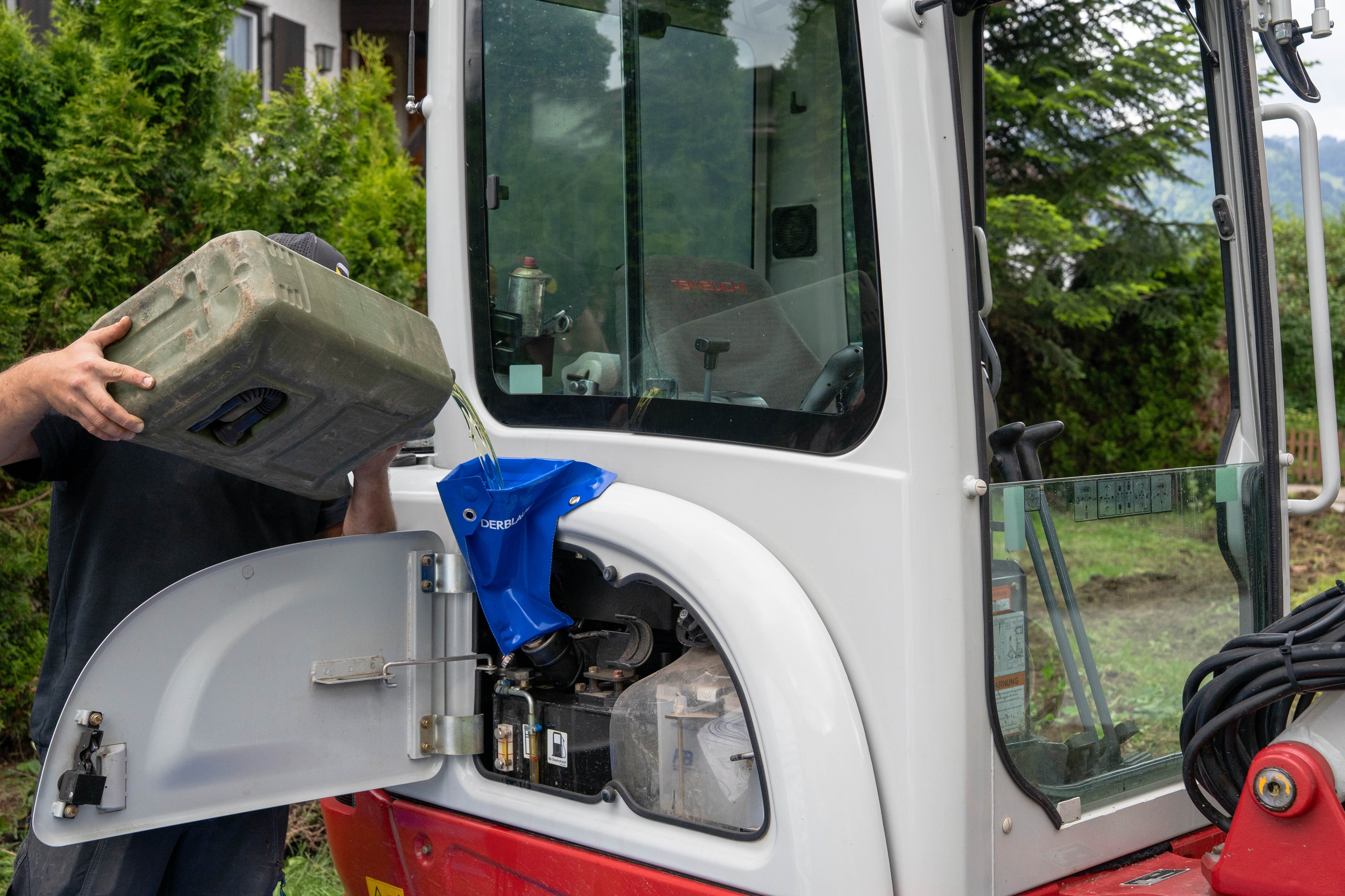 Betanken von Bagger im GALA-Bereich mit dem Flex-Trichter