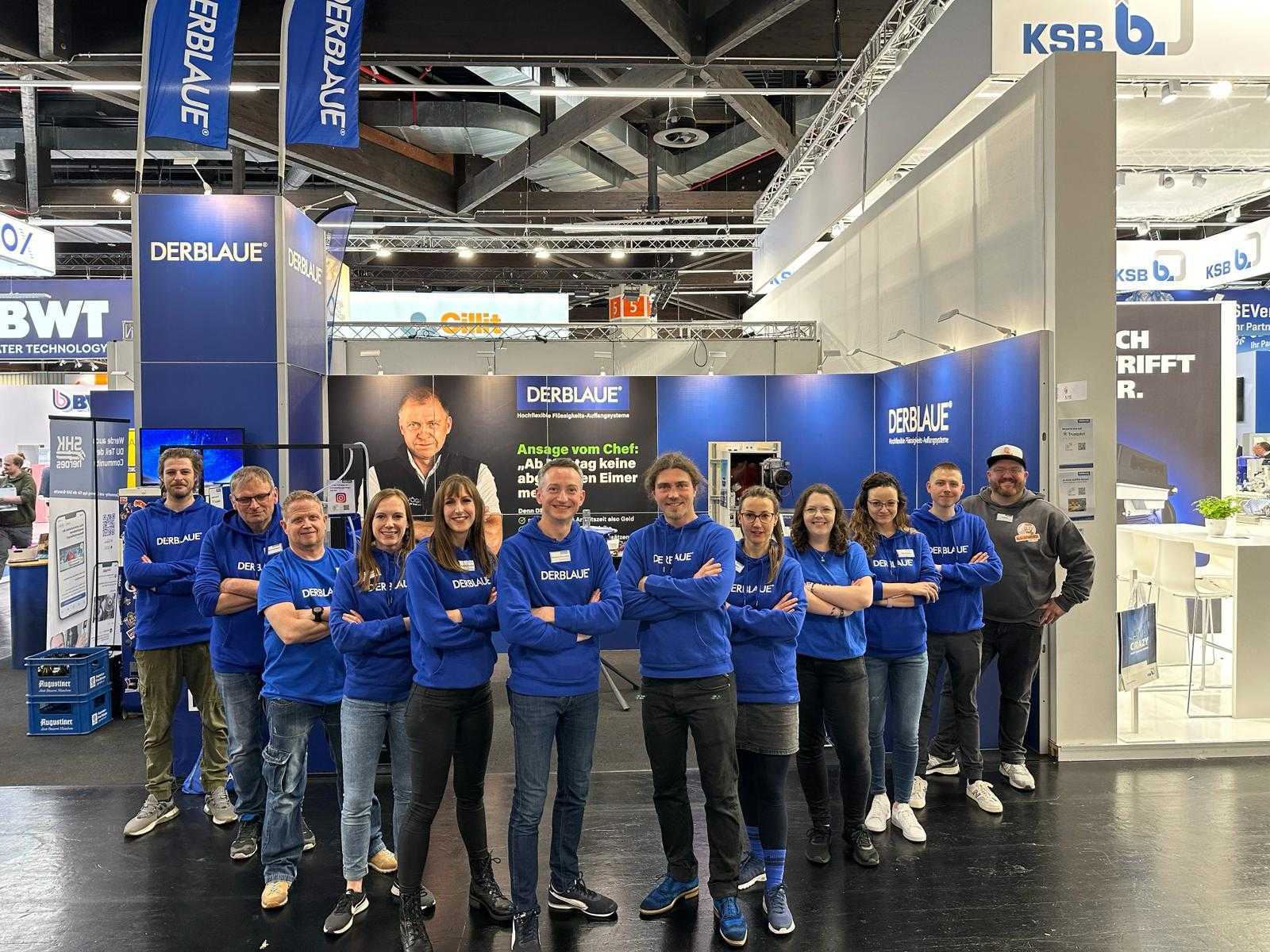 Messeteam vor dem Stand von DERBLAUE®