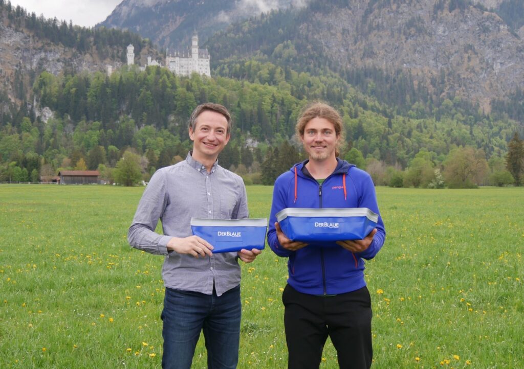 Die beiden Gründer Marvin und Michi posieren mit der Wanne vor dem Schloss Neuschwanstein
