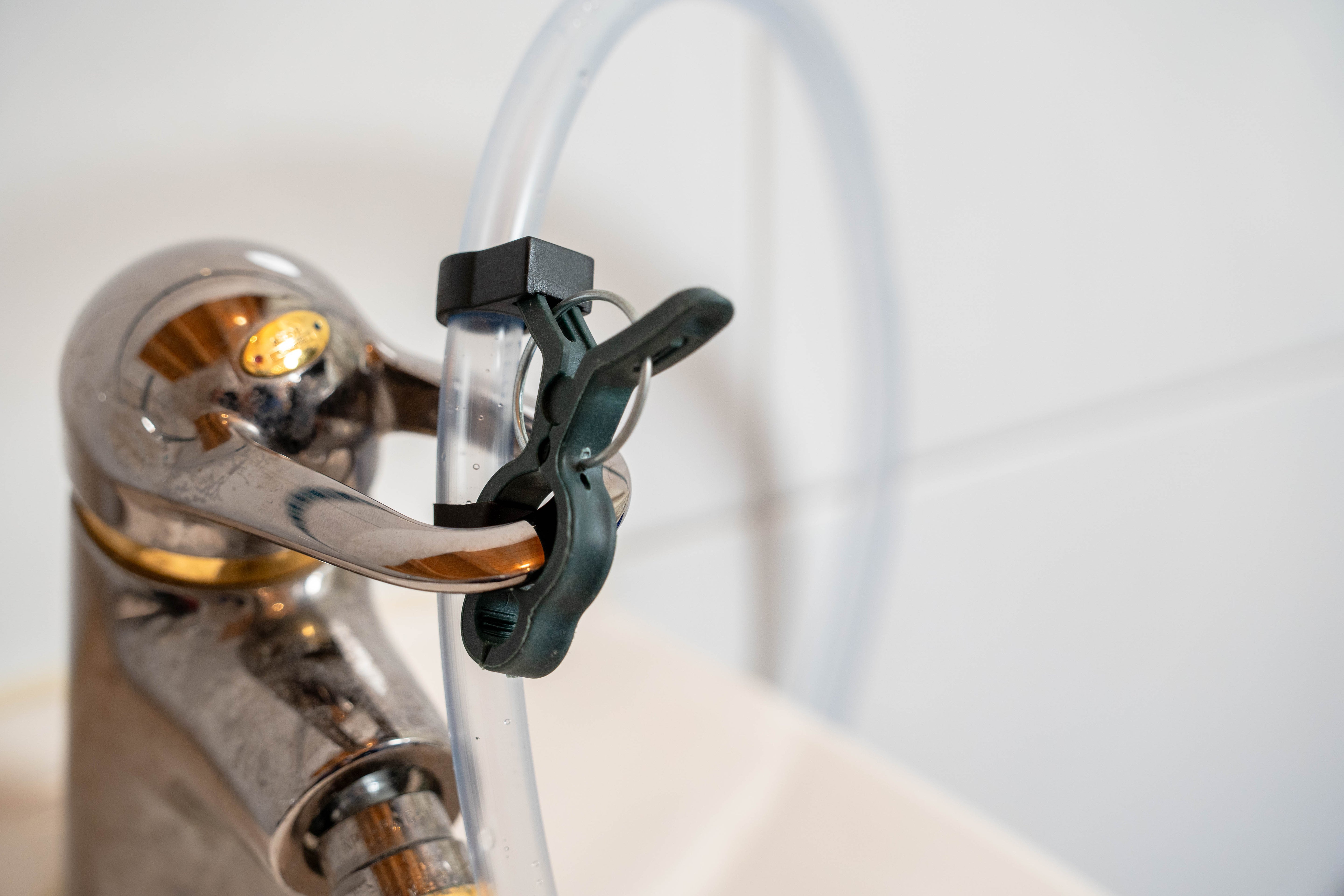 DERBLAUE® Halteclip vom Schlauch des Pumpsystems