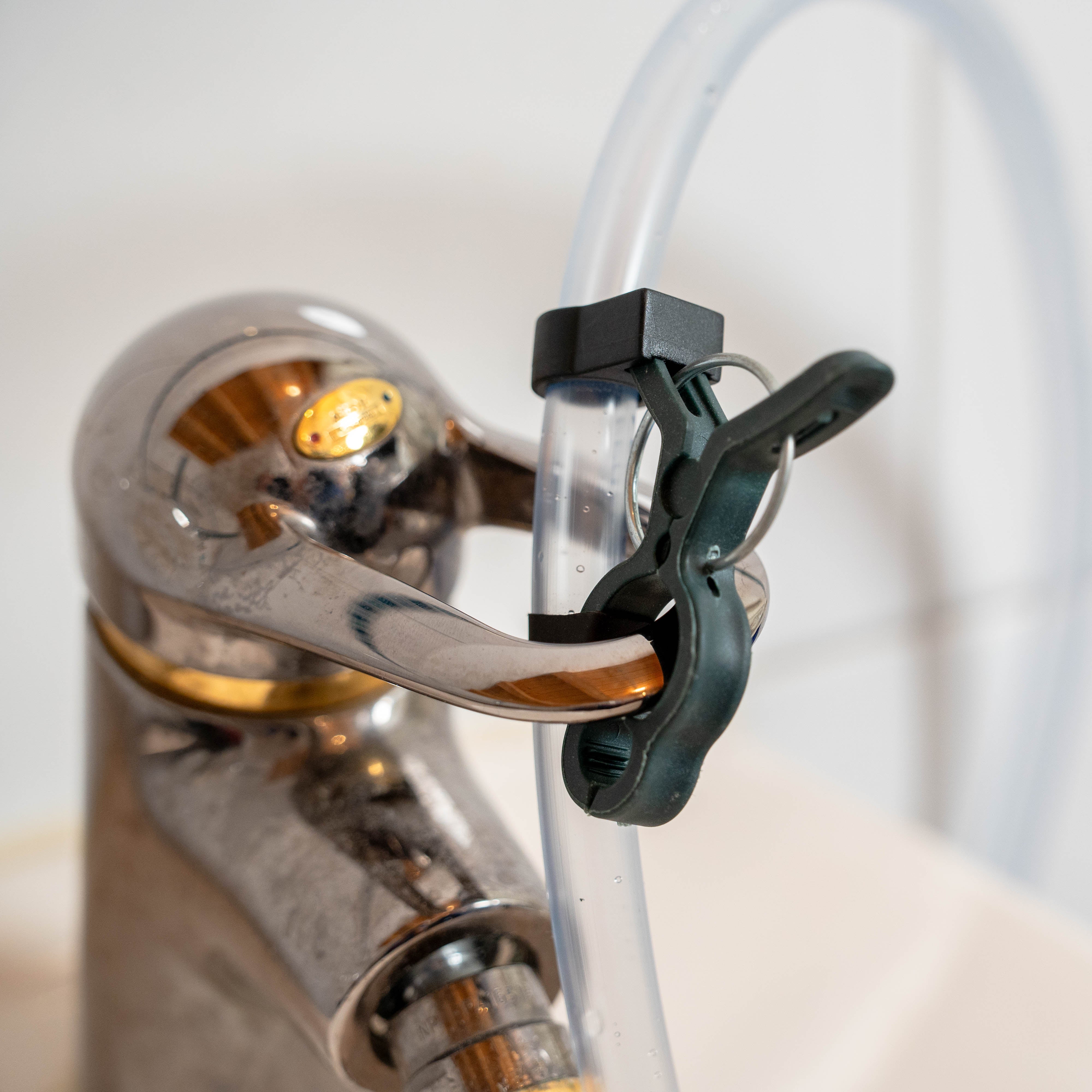 DERBLAUE® Halteclip vom Schlauch des Pumpsystems