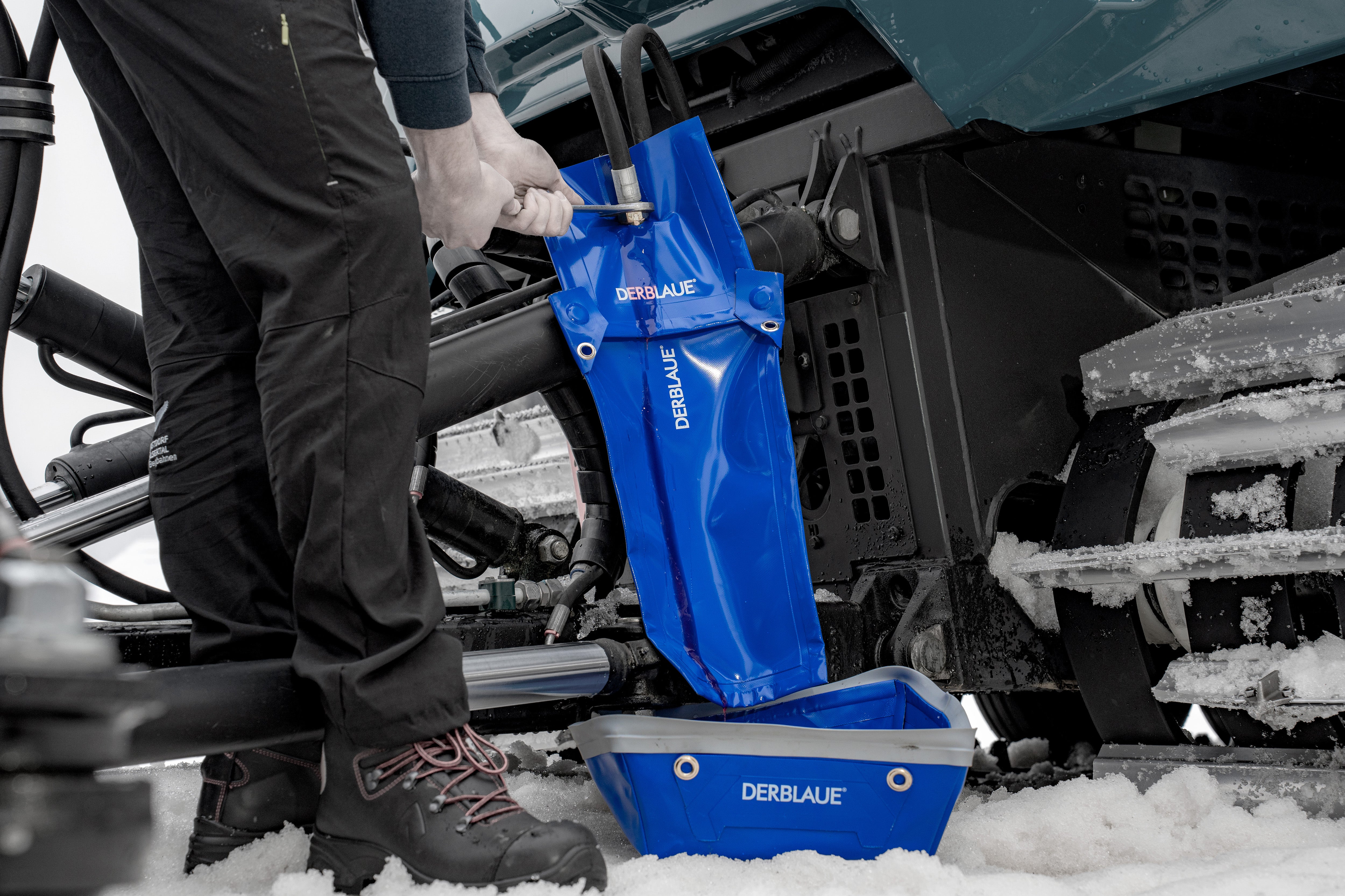 Öl ablassen mit dem Service-Set von DERBLAUE® inkl. Einfach-Rosette, Rutsche und Profi-Wanne