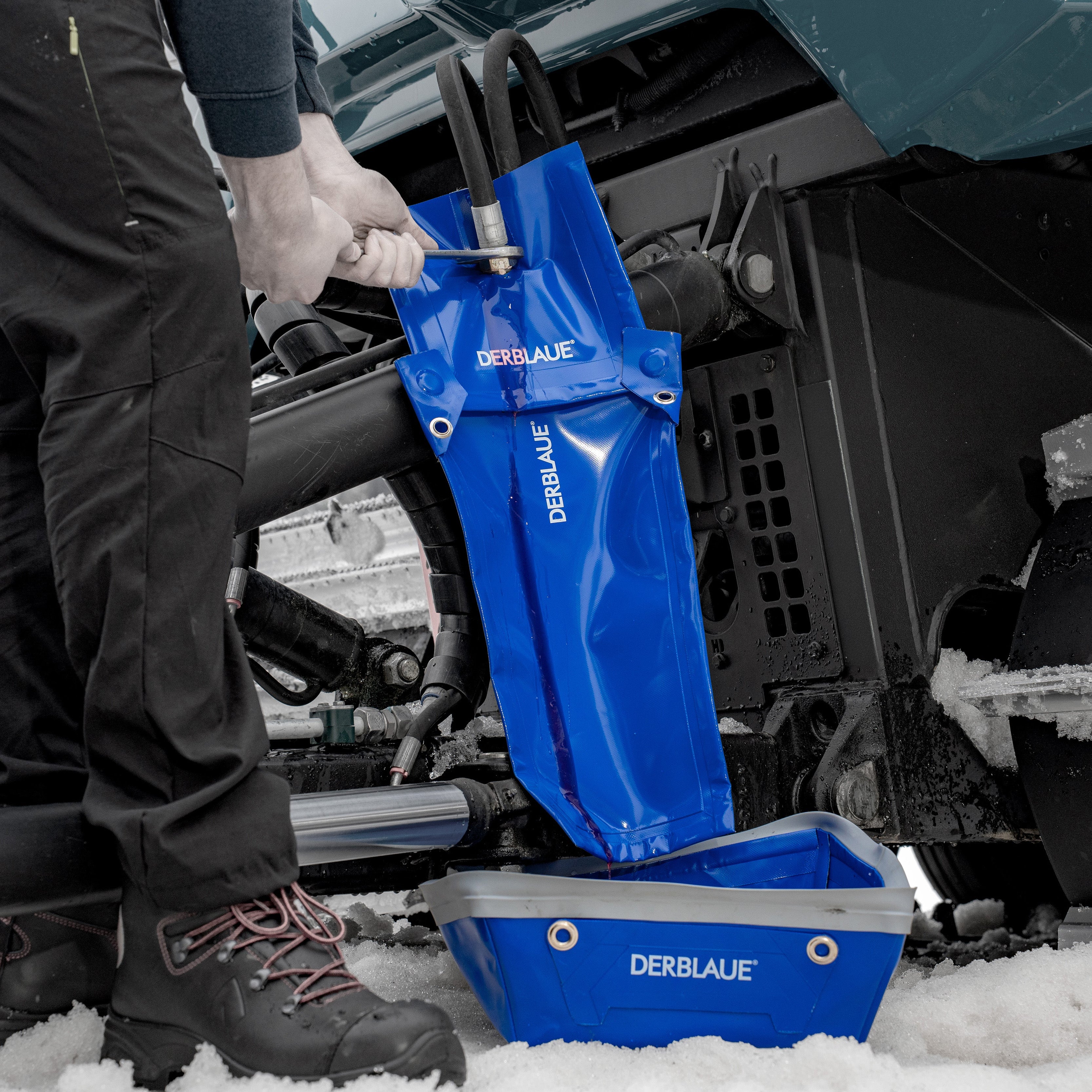 Öl ablassen mit dem Service-Set von DERBLAUE® inkl. Einfach-Rosette, Rutsche und Profi-Wanne