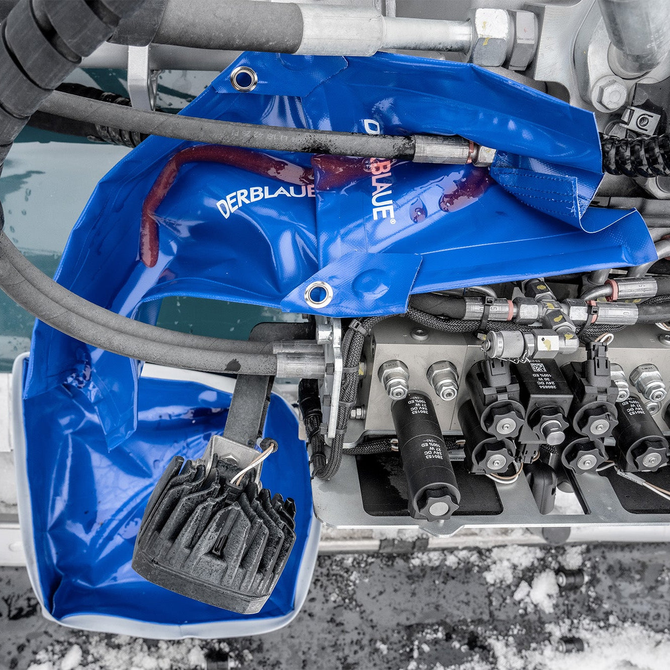 Service-Set mit Einfach-Rosette, Rutsche und Profi-Wanne im Einsatz beim Öl ablassen.