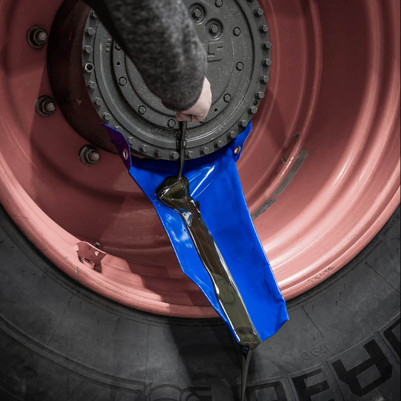 Wechsel Nabengetriebe-Öl am Traktor mit DERBLAUE® Rutsche