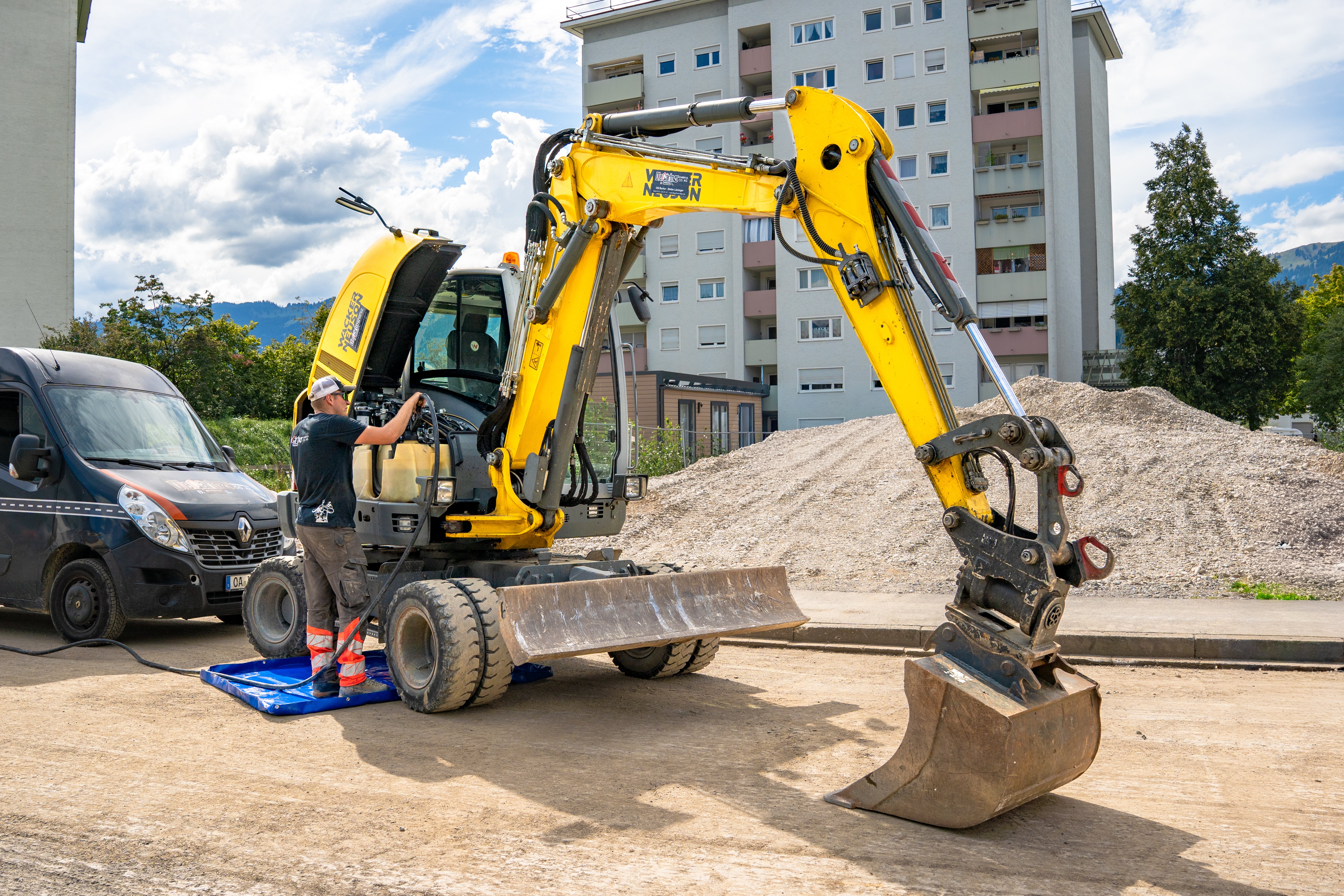 Betankungs-Situation auf einer Baustelle mit einem Bagger.