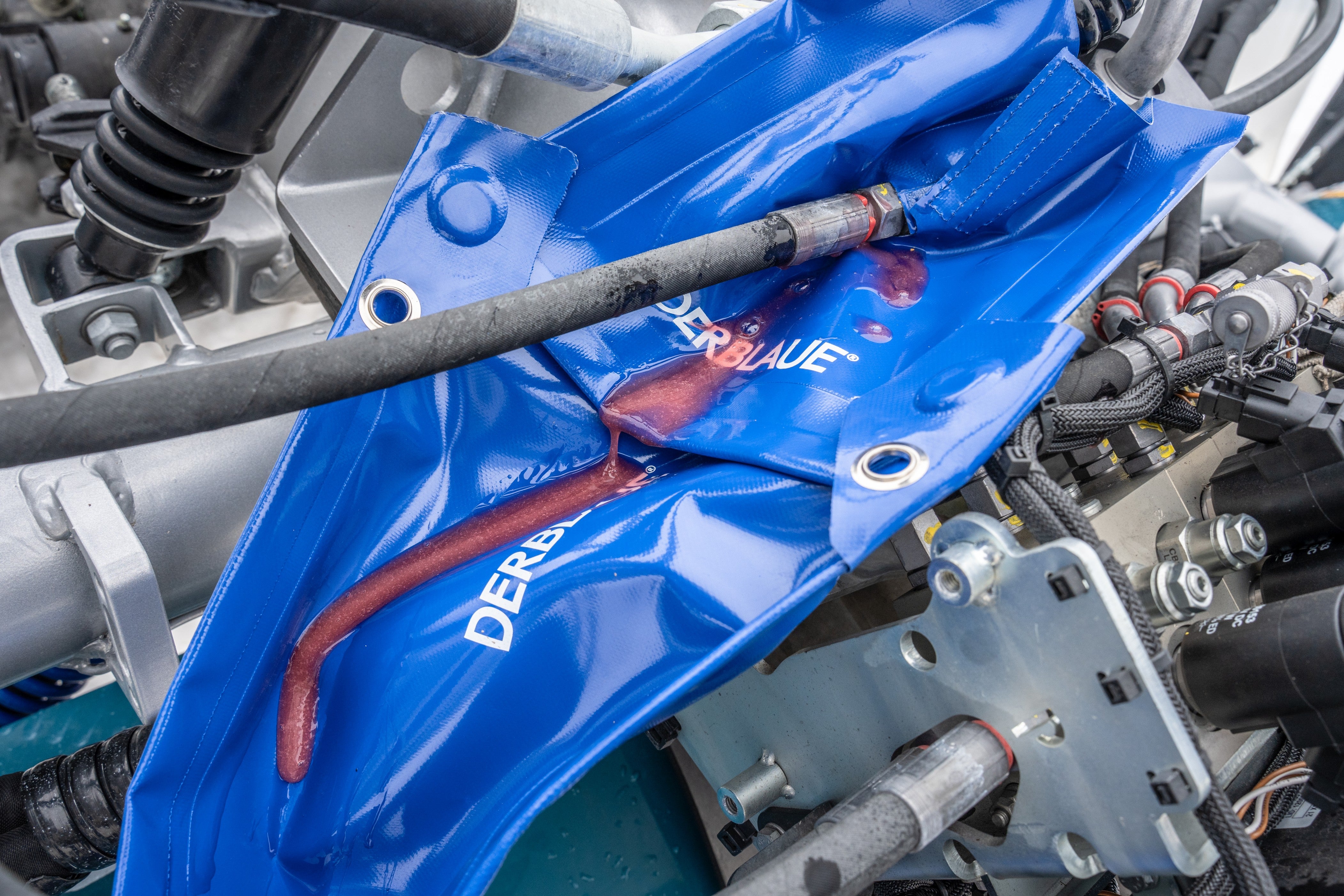 Öl ablassen an Hydraulikleitung mit Schutz von der Einfach-Rosette+Rutsche