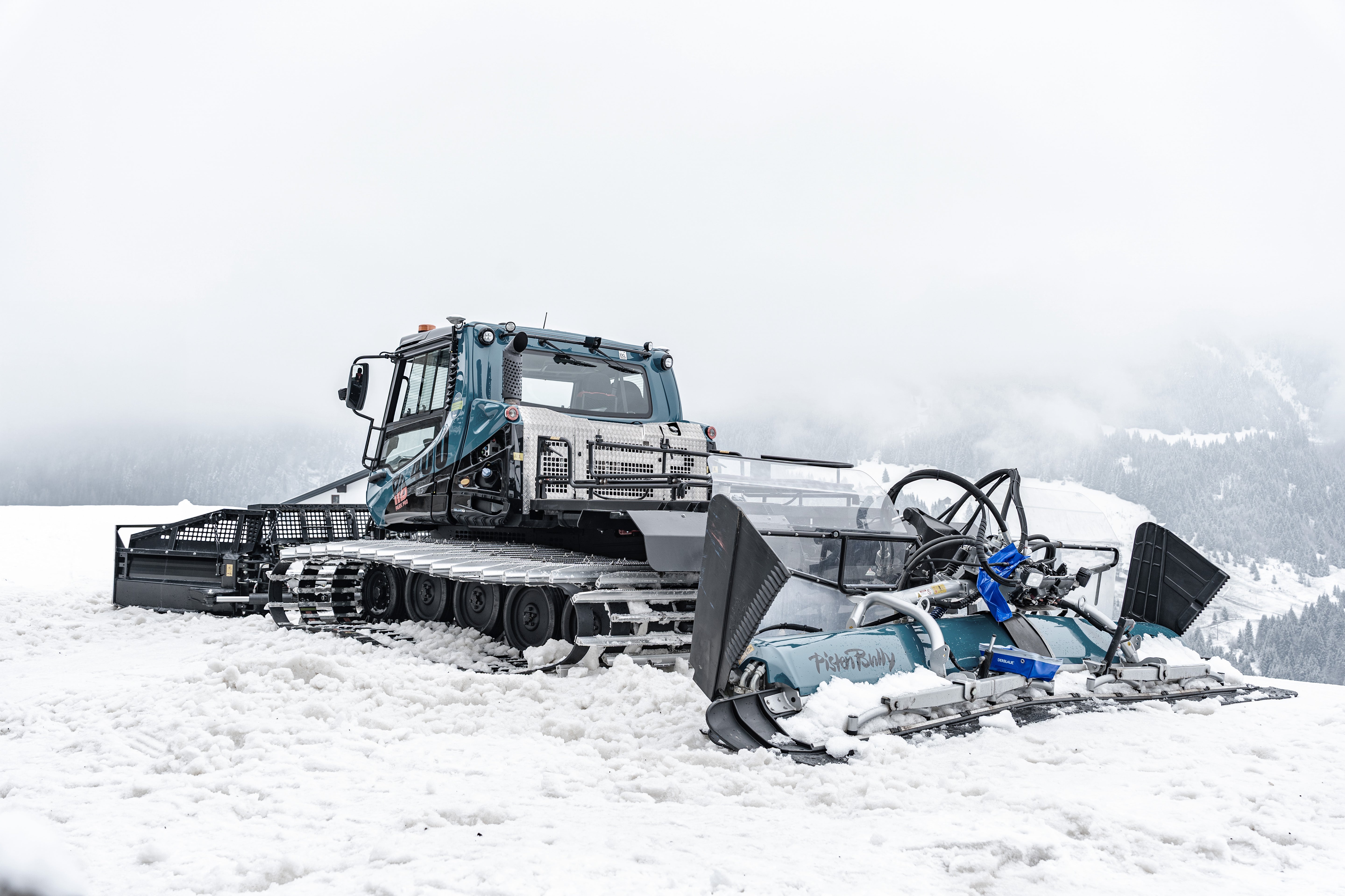 Pistenbully in winterlichen Szenerie mit dem Service-Set