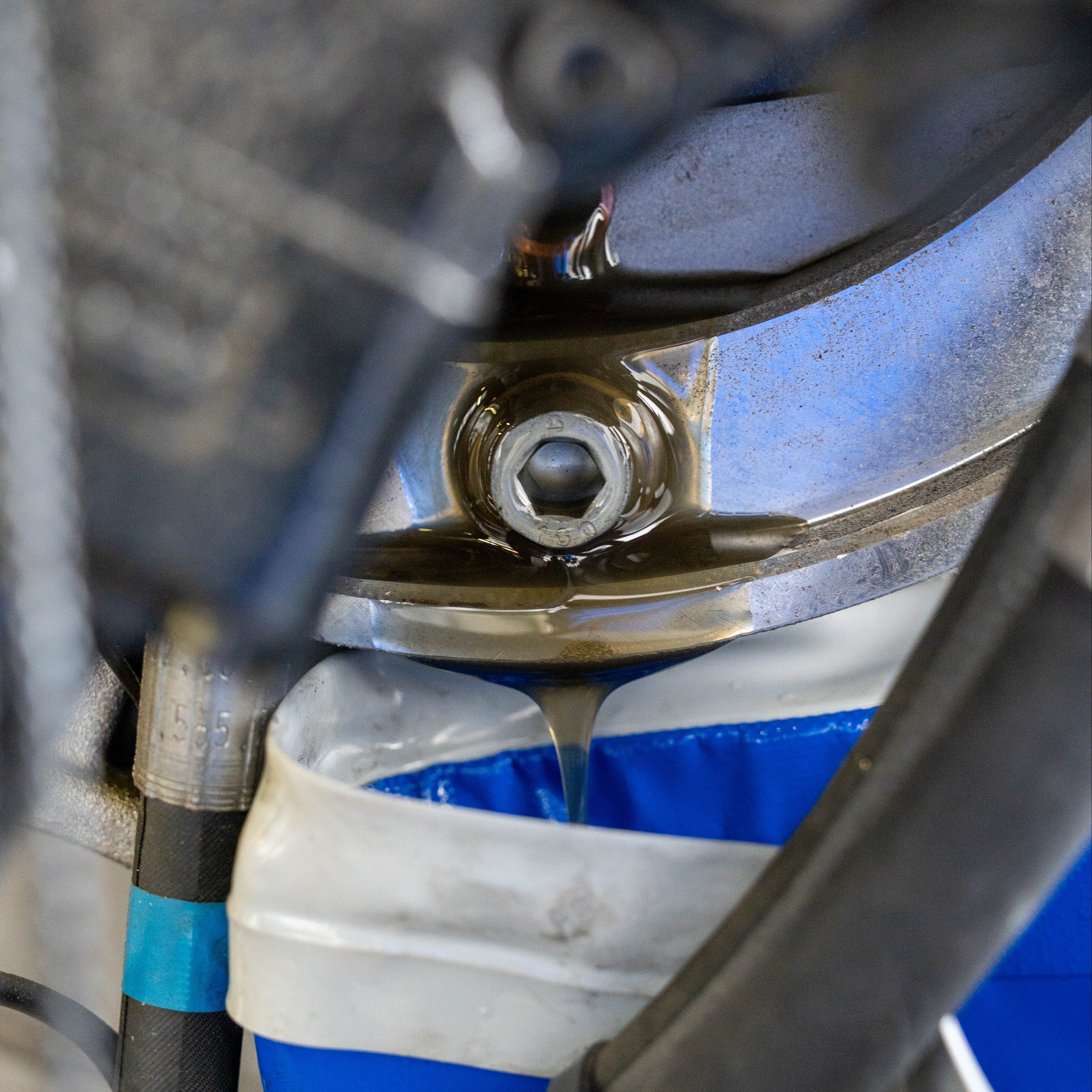 Detailaufnahme Öl ablassen in enger Situation mit Profi-Wanne DERBLAUE®