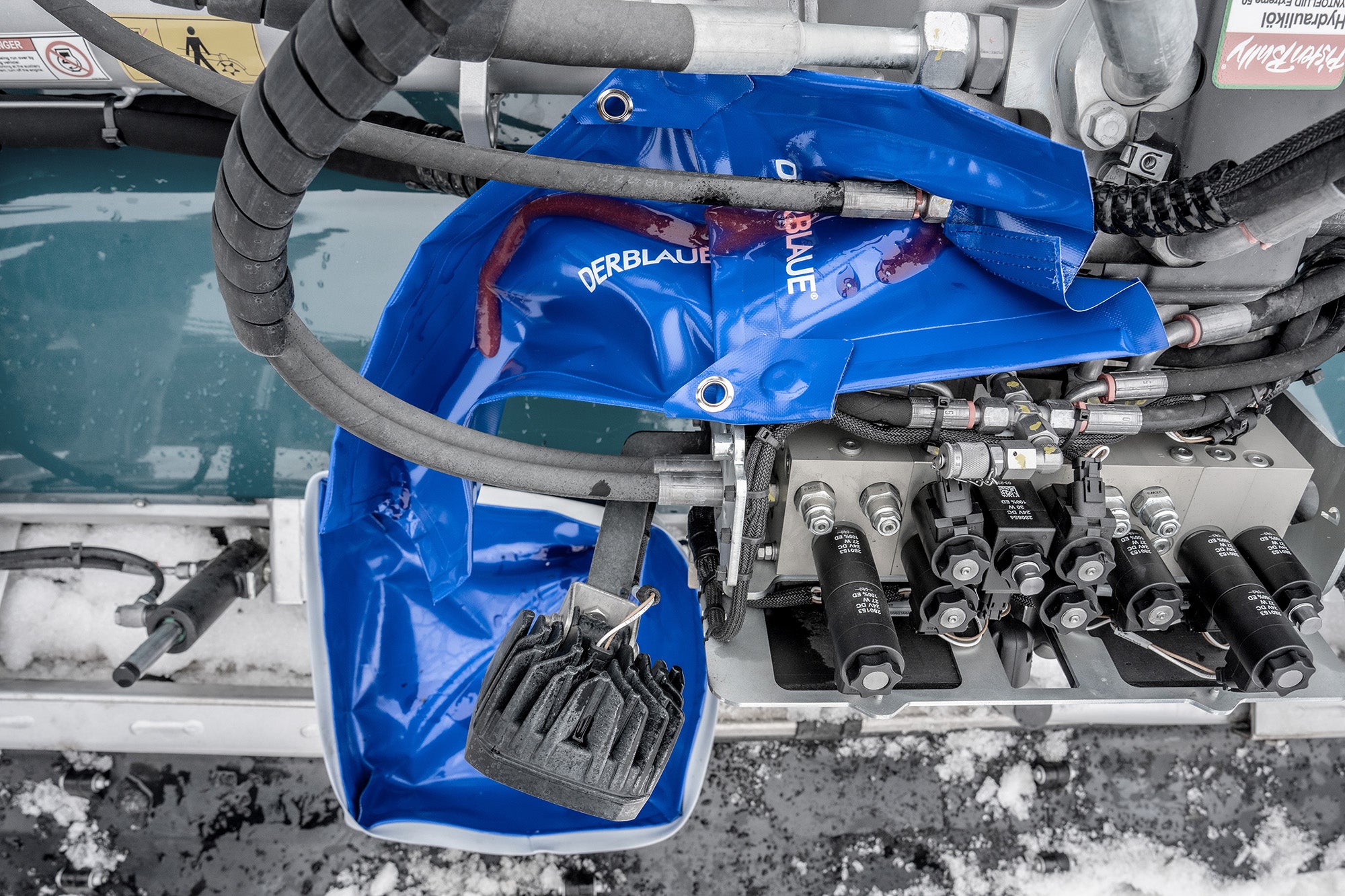Service-Set montiert an Pistenbully
