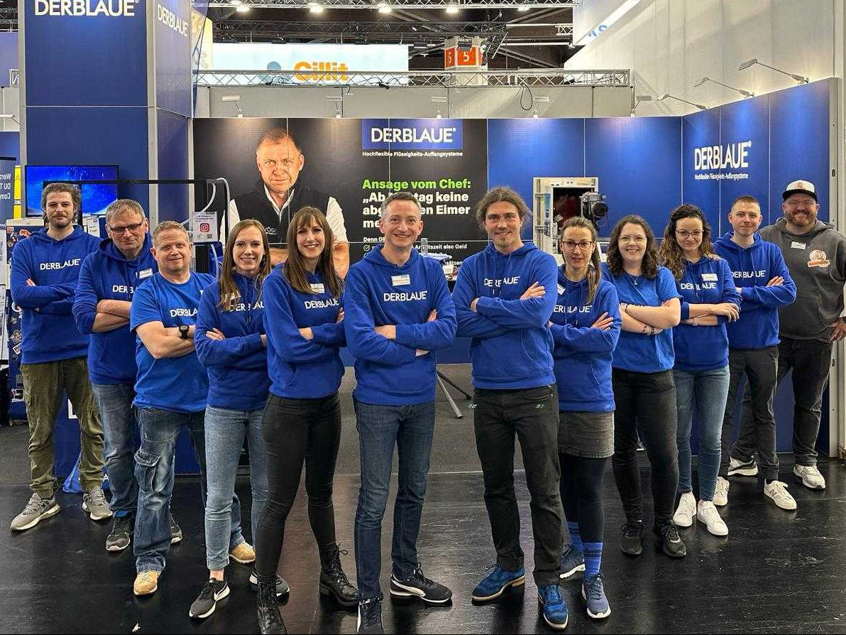 Messeteam vor dem Stand von DERBLAUE®