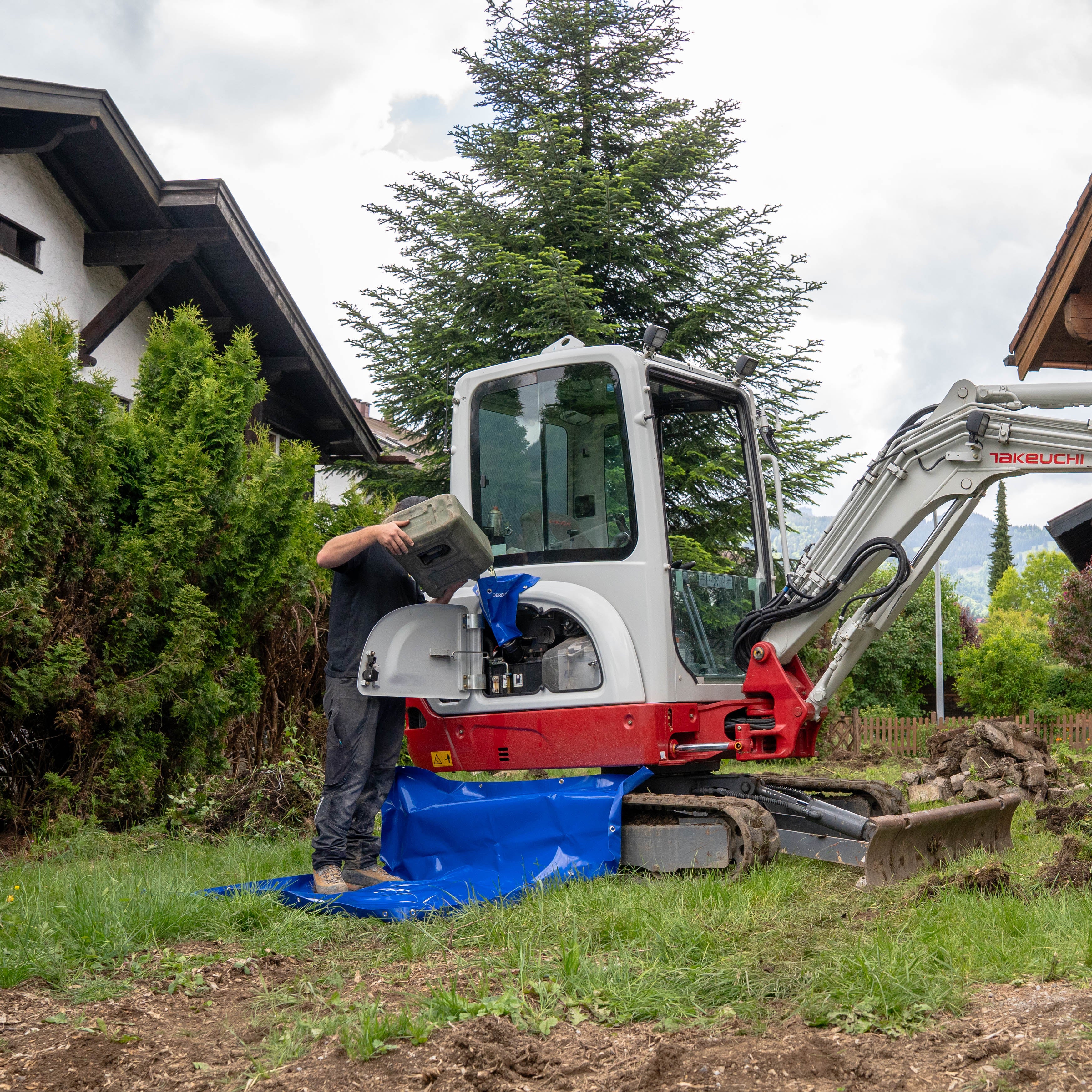 Betanken von Bagger mit Flex-Trichter und Unterlegwanne DERBLAUE®